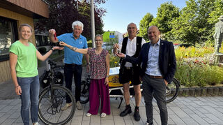 Hier Hier wird ein Zeichen gesetzt: Klimaschutzmanagerin Julia Berberig (l.) sammelt die Autoschlüssel von Dietrich Freiburger und Silke Heim ein, Frank Müller übergibt seinen Schlüssel an Bürgermeister Timo Wangler (r.).