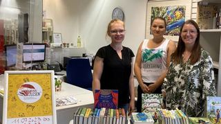 Stefanie Siebelt (v. l.) vom Büchereiteam, das für die Aktion um Ehrenamtliche wie Rebecca Staender erweitert wurde, und Laura Wanisch waren im vergangenen Jahr vom Erfolg der Aktion begeistert und freuen sich auf die Neuauflage.