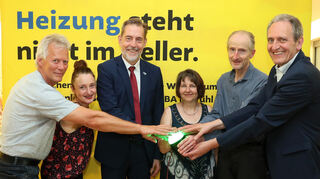 Der Buzzer leuchtet grün: Peter Kolbe (Kliba, v. l.), Bettina Merkle (Château Louis), Dr. Hansjörg Roll (stellvertretender Vorstandsvorsitzender MVV), Birgit Sehls (Klima-schutzmanagerin), Dr. Thomas Fischer (Kliba) und Dr. Ralf Göck.