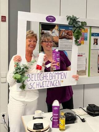 Die Beleghebammen Celina Malcher (l.) und Julia Kronmüller bieten Waffeln an.