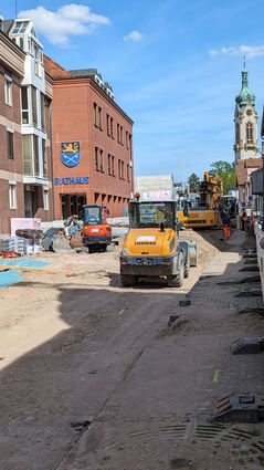 Ein Grund für die höhere Liquidität der Stadt 2023: Die Sanierung der Rathausstraße, hier im April, hat später als geplant begonnen, die Mittel werden erst im laufenden Jahr ausgegeben.