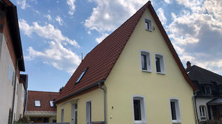 Und so sieht das Haus der Familie heute aus: Neuer Anstrich, neues Dach, neue Fenster und die umgebaute Scheune sind das Ergebnis der jahrelangen Sanierung.