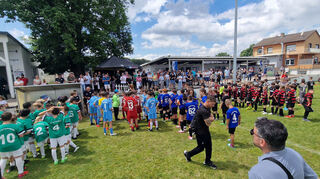Volles Haus bei der Siegerehrung des E-Jugend-Turniers des SC 08 Reilingen: 32 Teams der Jahrgänge 2013 und 2014 messen sich miteinander.