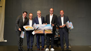 Die „Whatsapp-Gruppe“: Stefan Weisbrod (v. l.), Thomas Jakob-Lichtenberg, Uwe Grempels und Marcus Zeitler (r.) mit Gunther Hoffmann (Zweiter v. r.).
