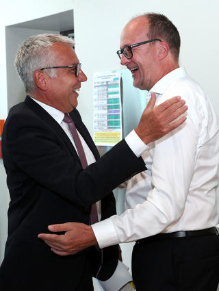 Landrat Stefan Dallinger (l.) überbringt Hoffmann die Grüße des Kreises.