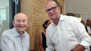Rolf Heidemann (l.) wird von Bürger-meister Gunther Hoffmann begrüßt.