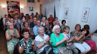 An zwei Liederabenden in der Villa Meixner begegeistert Joana ihr Publikum mit einer großen Vielfalt an Songs, die gleich mehreren Jubiläen gewidmet waren – unter anderem der 60-jährigen Bühnenpräsenz von Joana.