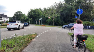 Farbe für drei Meter Breite oder sechsstelligen Betrag investieren, um das Areal für Radfahrer sicherer zu machen? Die Ecke Hockenheimer Straße und Walldorfer Straße am Friedhof sorgt im Oftersheimer Gemeinderat für einen Schlagabtausch zwischen Grünen sowie FWV und CDU.