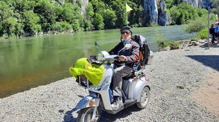 Claus Polzer auf dem elektrischen Dreirad am Ufer der Donau. Insgesamt 1 458 Kilometer in 22 Tagen legte der Rentner mit dem akkubetriebenen Dreirad zurück,