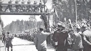 Zwar sollte der Hockenheimring als unpolitischer Rückzugsraum dienen, doch bei den Rennen wurde das NS-Regime mit typischer Symbolik wie dem Hitler-Gruß gefeiert.