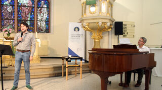 Bezirkskantor Paul Hafner (l.) und Pfarrer Steffen Groß wechseln sich als Sänger und Pianist ab – die neue Tonanlage zeigt ihre Wirkung.