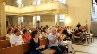 Die Mischung aus Entertainment und Bibellesung gefällt den Besuchern in der gut ausgeleuchteten Kirche.