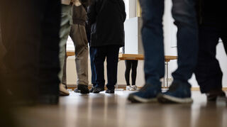 Wähler stehen in einem Wahlraum und warten darauf, ihre Stimme abgegeben zu können. In Hockenheim kam es zu langen Wartezeiten bei den Wahlen am 9. Juni 2024. (Symbolbild)