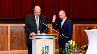 Von dem damaligen Gemeinderat Thomas Franz wird der frisch gewählte Ketscher Bürgermeister Timo Wangler 2022 vereidigt.