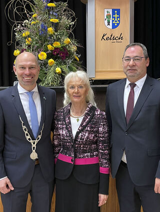Wangler (v. l.) ist auch ein nahbarer Bürgermeister und kennt viele Ketscher persönlich. Mit den Ehrenbürgern Helena Moser und Jürgen Kappenstein, der sein Amtsvorgänger ist, pflegt er ein sehr gutes Verhältnis.