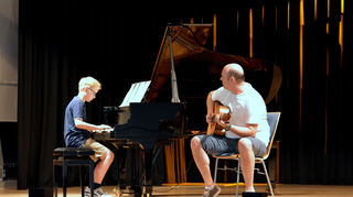 Wenn der Vater mit dem Sohn auftritt: Felix am Klavier und Papa Christian Keim an der Gitarre spielen „Eye of the Tiger“.