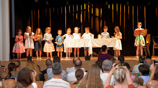Unter der Leitung von Musikschulleiterin Birgit Drath spielen die Kinder des Orff-Spielkreises aus Jahn- und Schillerschule mit Magdalena Scharf an der Blockflöte das Volkslied „Komm mein Pferdchen“.