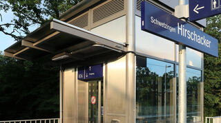 Der S-Bahn-Haltepunkt im Schwetzinger Hirschacker: Der Aufzug ist noch immer nicht nutzbar.