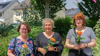 Pfarrgemeinderatsvorsitzende Marion Kolb (v. l.), Kitaleiterin Barbara Oelschläger und Kindergartengeschäftsführerin Sabine Malzacher freuen sich über das Jubiläum.