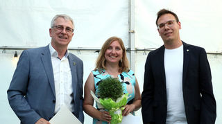 Gratulation von den Standortgemeinden: Die Bürgermeister Uwe Grempels (Altlußheim, l.) und Kevin Weirether (Neulußheim) haben Geschenke für Schulleiterin Carmen Ueltzhöffer dabei, unter anderem ein Glücksbäumchen.