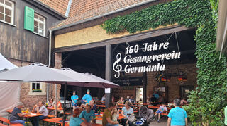 Gemütliches Verweilen unter den Sonnenschirmen oder in der schattenspendenden Scheune: Beim Gesangverein Germania können die Besucher einige schöne Stunden verbringen.