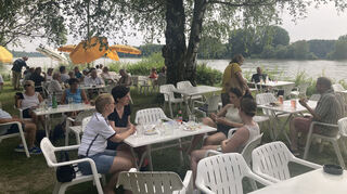 Der Besuch des Sommerfestes am Bootshaus des Wassersportvereins ist an beiden Tagen wohl wegen des eher unbeständigen Wetters eher verhalten.