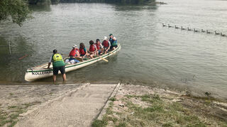 Während des Sommerfestes starten immer wieder Rundfahrten mit dem Großkanadier durch die Altrheinlandschaft.