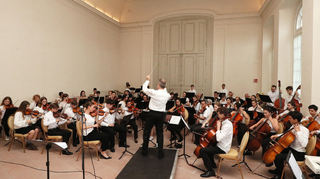Auftakt: Die Junge Philharmonie Schwetzingen unter der Leitung von Georg Schmidt-Thomée eröffnet das Parkfest der Musikschule am Sonntagnachmittag, welches aufgrund des schlechten Wetters in die Schlossräume verlegt wurde.