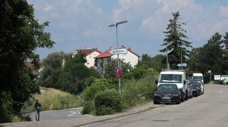 Erst einige Meter nach der Zufahrt zum Blausee beginnt in der Friedenstraße die 30er-Zone.