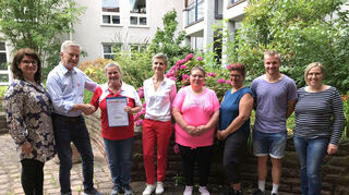 Bürgermeister-Stellvertreterin Annette Dietl-Faude, Konrad Reiter vom Badischen Turnerbund, TSV-Abteilungsleiterin Elisabeth Groß, Ute Walter vom Seniorenbüro, die TSV-Betreuerinnen Ursel Thüring und Marina Kefalogiannis sowie die TSV-Vorstandsmitglieder Dirk Oswald und Jessica Fürle.