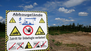 Ein Teil des Ufers wurde gerodet und wird jetzt zu sogenannten Pionierlebensräumen für seltene Pflanzen und Tiere umgestaltet. Langfristig sollen hier ebenfalls Sand und Kies abgebaut werden.