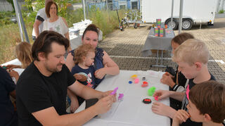 Familie Schmidt aus Ketsch mit Patrick, Malena und Isabel ist begeistert von der Vielfalt der Angebote, hier wird bei „mobil kreativ“ mit anderen Kindern geknetet.