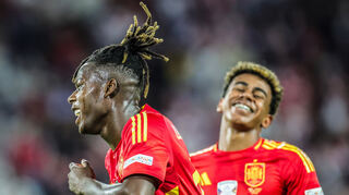Treffen am Freitagabend auf die deutschen Außenverteidiger Kimmich und Raum: Die Spanier Nico Williams (l) und Lamine Yamal.