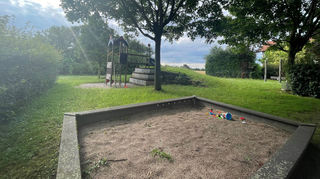 Ein erster Blick auf den Spielplatz Heinrich-Heine-Weg zeigt: Hier ist einiges in die Jahre gekommen. Um die Attraktivität und Freude am Spielplatz wieder zu steigern, soll das Areal nun ein ganz neues Motto bekommen – und zwar „Betreten der Baustelle erwünscht“.