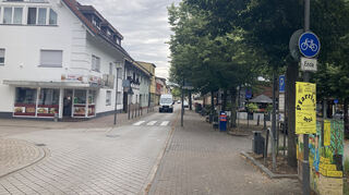 Änderungsbedarf sieht der Planer in der Mannheimer Straße beim Lindenplatz – dort sind aus Sicht der Qualitätserfassung von Ortsmitten des Landes die einzelnen Ver-kehrsströme mit den plötzlichen Ende der beiden Radwege nicht wirklich sinnvoll, sondern eher verwirrend geregelt.