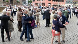 Die Feier der Ehejubiläen endet traditionell mit einem Walzer rund um den Domnapf. Dieses Mal werden auf zwei Tage verteilt mehrere Hundert Paare ihre Jubiläen gemeinsam begehen.