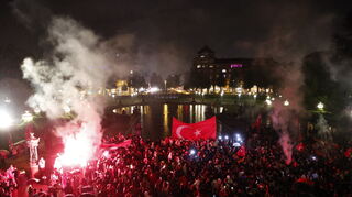 Fans feiern am Mannheimer Wasserturm den Sieg der Türkei und den Einzug ins EM-Achtelfinale.