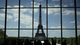 Die Vorbereitungen auf die Olympischen Spiele in Paris laufen auf Hochtouren. Den Eiffelturm schmücken nun die fünf Olympischen Ringe.