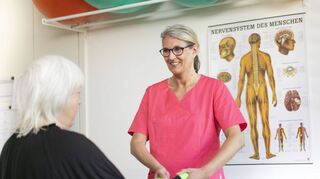 Susanne Ködel ist Physiotherapeutin an der GRN-Klinik Schwetzingen und die erste Absolventin der Weiterbildung Zercur-Fachtherapeuten Geriatrie in Baden-Württemberg.