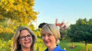 Die scheidende Clubpräsidentin Andrea Baisch (r.) übergibt den Vorsitz an die neue Präsidentin Sabine Stechl.