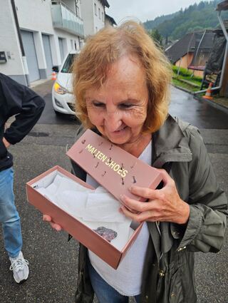 Monika Schreckenberger mit dem verletzten Vögelchen.