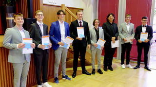 Die Jahrgangsbesten der Ehrhart-Schott-Schule: Florian Steck (v. l.), Levi Becker, Jochen Beck, Sebastian Schütz, Christoffer Marschner, Elias Stumpf, Niklas Gehring und Johannes Machauer.