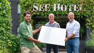 Stolz präsentieren Sebastian Kube (technischer Leiter Seehotel, v. l.), Heiko Lauer (Abteilungsleiter kaufmännischer Vertrieb AVR Energie) und Thomas Brümmer (Prokurist AVR Energie) eins der neuen und modernen Paneele.