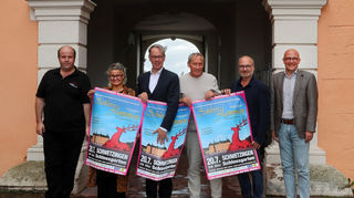 Rene Calmez (v. l.), Schlossverwalterin Sandra Moritz, Albrecht Puhlmann, Erwin Clausen, Thomas Hermann und Oberbürger-meister Dr. René Pöltl machen gemeinsam Appetit auf Schloss in Flammen in Schwetzingen.