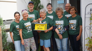 Da der Tierschutzverein beim Spargellauf eifrig und zuverlässig mithilft, können auch dieses Jahr wieder die Organisatoren Sandra Gambi, Sabine Lutz-Georgii und Klaus-Peter Deimann eine Spende an Anne Guffart, Christa Burger, Barbara Schwalbe, Norbert Münz und Renate Mühlum übergeben.