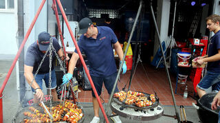 Die Feuerwehr hatte den Grill voll im Griff. Leckere Schaschlik und Steaks waren im Angebot.