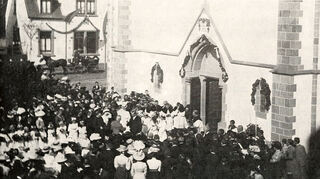 Das wohl älteste Foto vom Josefshaus entstand bei der Weihe der Kirche am 20.Mai 1909: Weihbischof Dr. Friedrich Justus Knecht wird vor dem Hauptportal von Stiftungsrat Heinrich Müller begrüßt. Links im Hintergrund ist teilweise die ebenfalls neuerbaute Kinderschule zu erkennen.