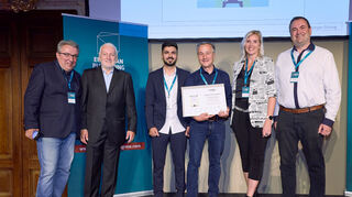 Der international anerkannte Zeitungsdesigner Norbert Küpper (2. v. l.) gehört zur Fachjury des European Newspaper Awards. Er verleiht die Auszeichnung an die Schwetzinger Zeitung mit Chefredakteur Jürgen Gruler (v. l.), Mediadesigner Khaled Daoud, Autor Stefan Kern, Redaktionsleiterin Katja Bauroth und Mediaverkaufsleiter Michael Baudermann.