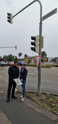 Bauhofleiter Paul Stumpf (l.) bespricht mit Christoph Henninger, persönlicher Referent des Oberbürgermeisters, die Planung für die neuen Ampelanlagen in der Talhaus-straße in Hockenheim.