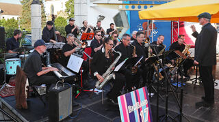 Die „Bigband 17“ unter der Leitung von Professor Stephan Zimmermann begeistert bei ihrem Auftritt im Atrium des Stadthallen-restaurants „Rondeau“ mit ihrem zum lauen Abend passenden Swing.